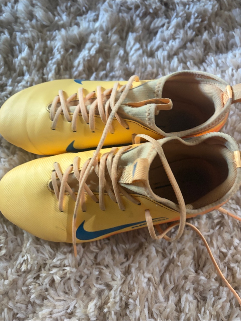 Nike youth/Men’s Yellow/Orange Soccer cleats